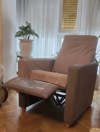 Sillón relax manual tela y madera.  Elegante