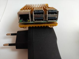 Raspberry Pi 3 B+ con disipador dorado