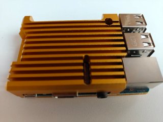 Raspberry Pi 3 B+ con disipador dorado