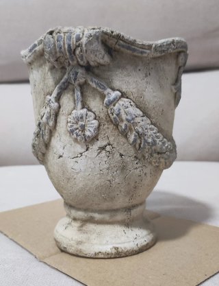 Macetero de piedra beige y gris