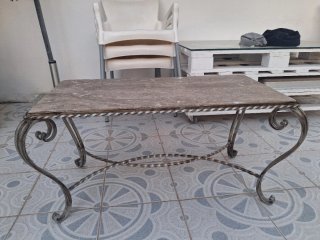 Mesa artesanal de piedra y metal
