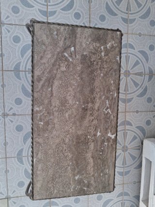 Mesa artesanal de piedra y metal