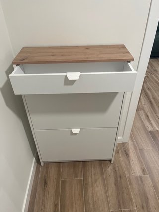 Zapatero de madera con cajón superior.
