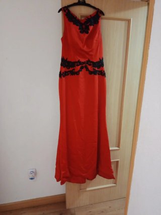 Vestido de fiesta rojo con encaje negro
