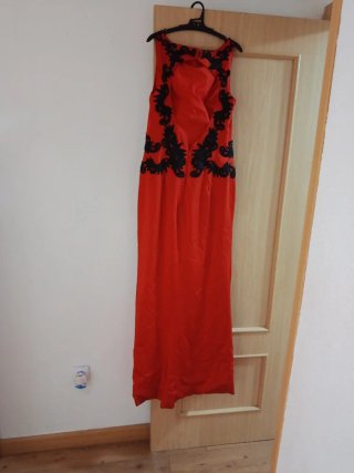 Vestido de fiesta rojo con encaje negro