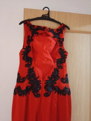 Vestido de fiesta rojo con encaje negro