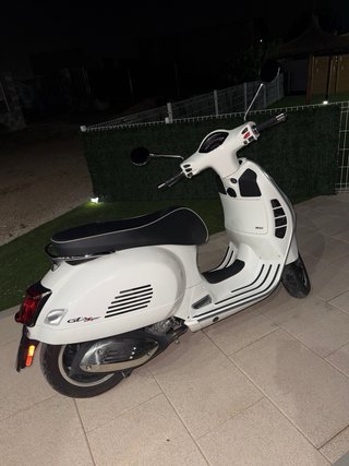 Vespa Blanca Scooter