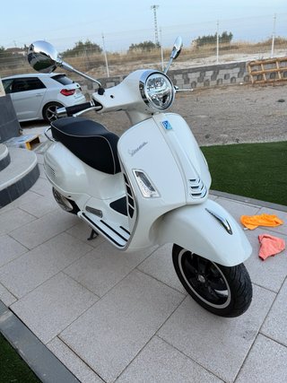 Vespa Blanca Scooter