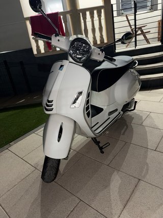 Vespa Blanca Scooter