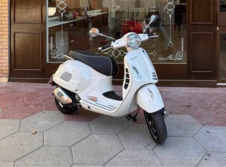 Vespa Blanca Scooter