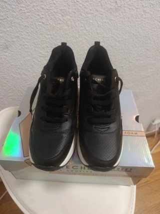 Zapatillas Skechers Negras y Doradas Nuevas