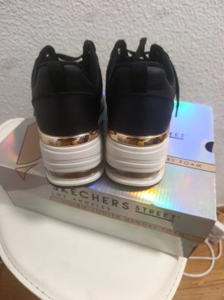 Zapatillas Skechers Negras y Doradas Nuevas
