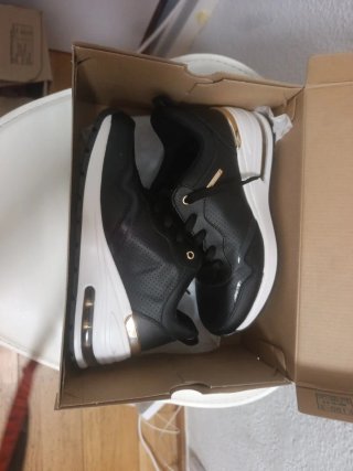 Zapatillas Skechers Negras y Doradas Nuevas