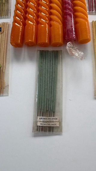 Velas cónicas y varitas de incienso
