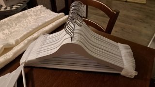 Set di grucce appendiabito in legno bianco - NUOVE
