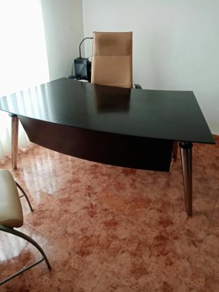 Mesa y sillas de despacho profesional con cajonera