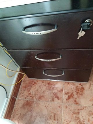 Mesa y sillas de despacho profesional con cajonera