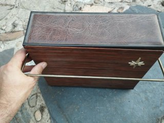 Caja limpia botas o cajón de betunero