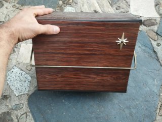 Caja limpia botas o cajón de betunero