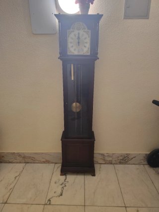 Reloj de pie antiguo