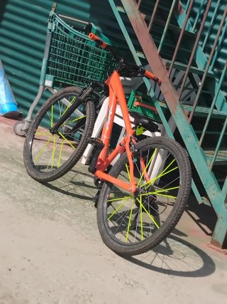 Bicicleta naranja con ruedas amarillas