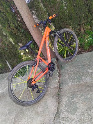 Bicicleta naranja con ruedas amarillas