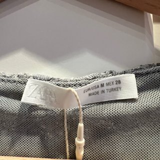 Vestido mini gris de Zara