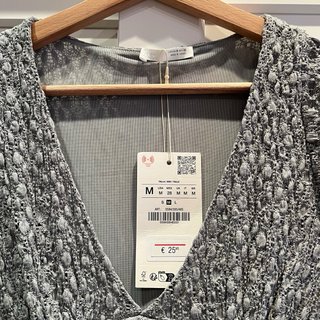 Vestido mini gris de Zara