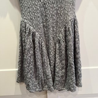 Vestido mini gris de Zara
