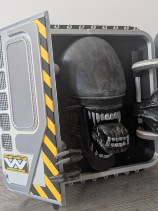 Figura de alien saliendo de la exclusa