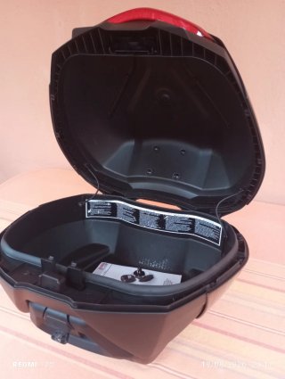 Baúl de moto Yamaha negro