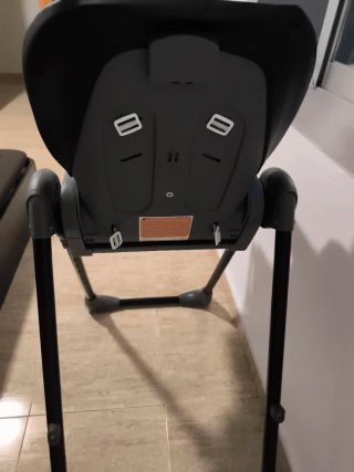 Trona para bebé con estampado de plumas