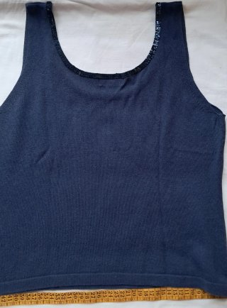 Conjunto de top y chaqueta azul marinos.
