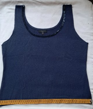 Conjunto de top y chaqueta azul marinos.