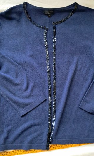Conjunto de top y chaqueta azul marinos.
