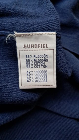Conjunto de top y chaqueta azul marinos.