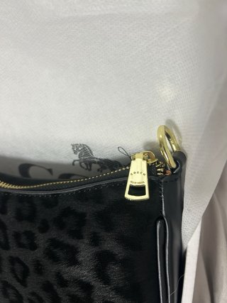 Bolso coach negro con estampado de leopardo