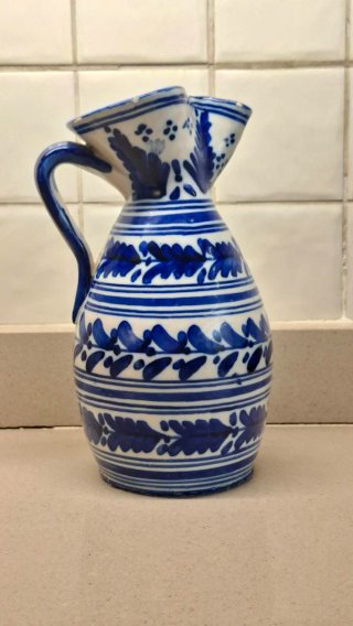 Jarra de cerámica en blanco y azul cobalto.