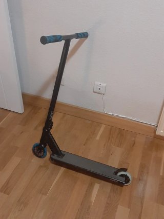 Patín Scooter Negro con Ruedas Azules