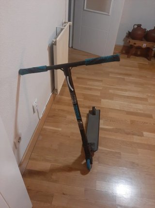 Patín Scooter Negro con Ruedas Azules