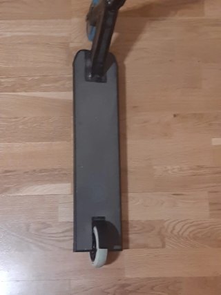 Patín Scooter Negro con Ruedas Azules
