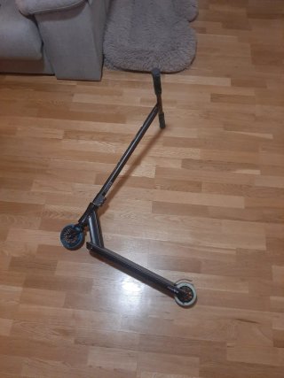 Patín Scooter Negro con Ruedas Azules