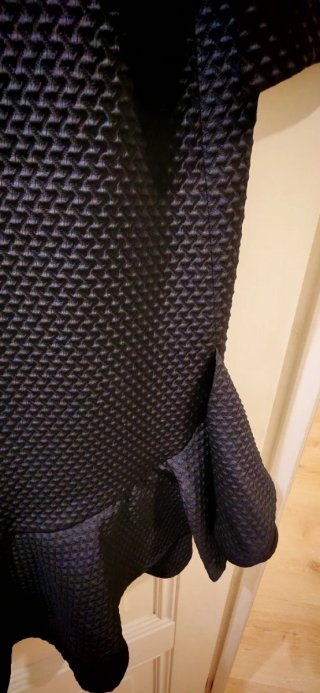 Vestido negro Uterqüe con volantes