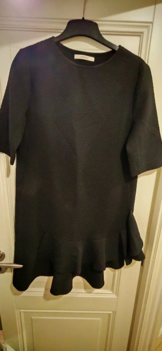 Vestido negro Uterqüe con volantes