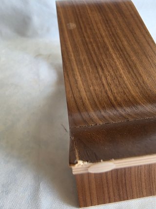 Soporte para cascos de madera