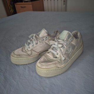 Zapatillas Adidas doradas y blancas