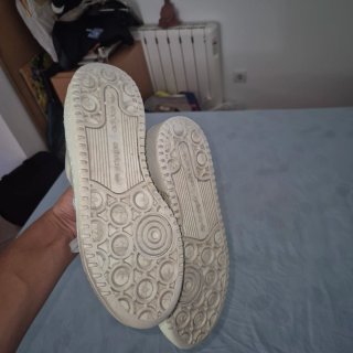 Zapatillas Adidas doradas y blancas