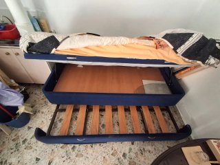 Cama nido azul con colchón y sábanas