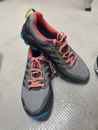 Zapatillas Trail Running Grises y Rosas