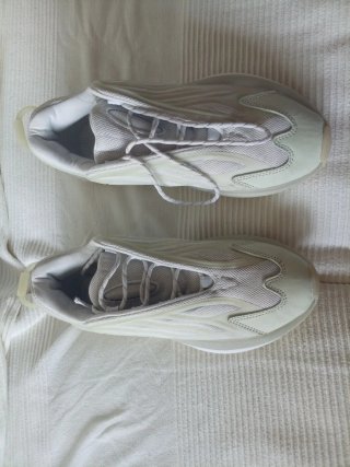 Zapatillas Adidas Beige y Blancas